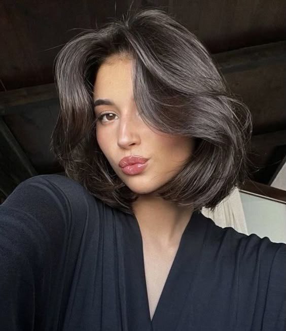 قلت لزوجي بقص شعري تنهد نهده طويله وبعدين سألني ليه؟
قلت احس لو قصيته بتتغير نفسيتي وبنبسط قال تمام قصيه بس انا احب الطويل عليك😭😭،انا الحين احترت ارضي نفسي ولا ارضي خاطره😭😭😭😭