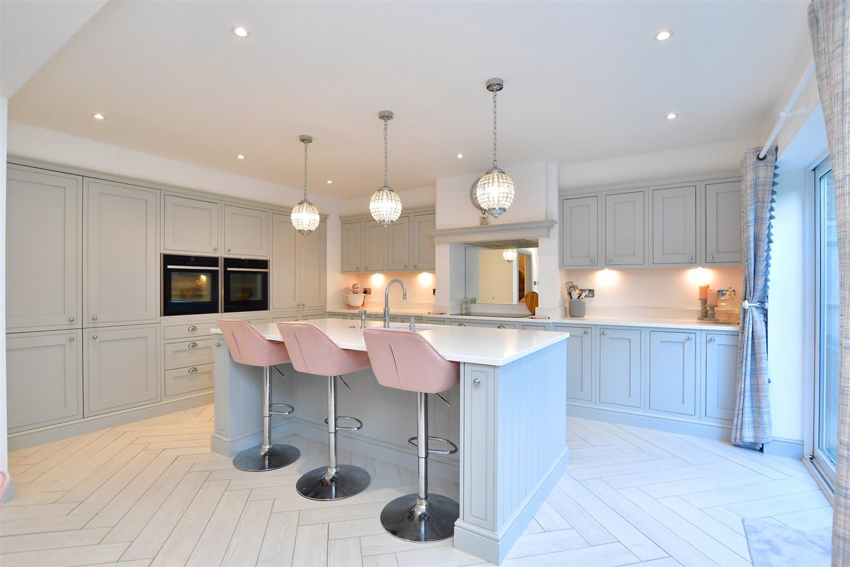 🏡 4 Bedrooms | Havant, Hampshire

Fantastic detached house with a driveway, situated on the exclusive Maple Wood development. The home has been completely rebuilt, extended and modernised, boasting a superb open plan kitchen/diner.

👉 birdeye.cx/3f9gaw