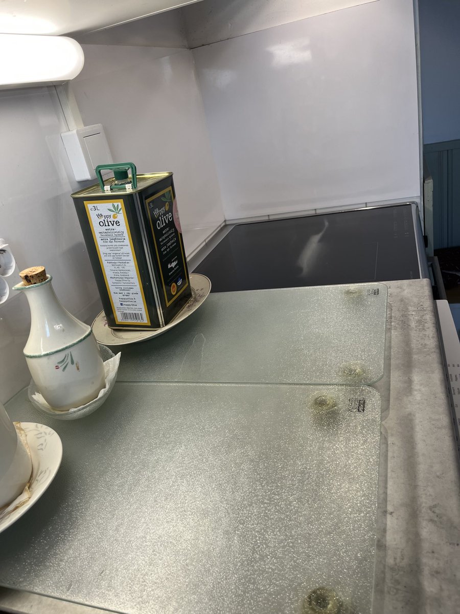 HTHaldin's tweet photo. Tämä on parasta kokkailun jälkeen: kana uunissa ja taso ja liesi tyhjinä ja puhtaina! Kiva kun keittiö toimii! https://t.co/qOyQ4jrfMR