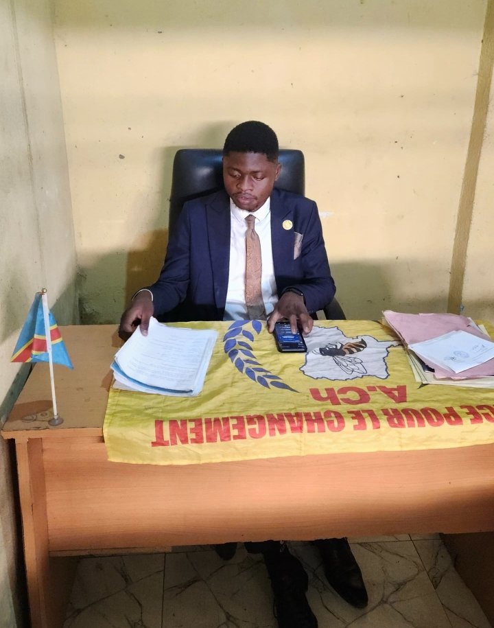 Le changement commence ici, dit-on mais pour nous,il s’enracine dans l’action concrète.

Depuis ce bureau modeste,mais chargé de convictions,je poursuis avec détermination le combat pour une République véritablement juste,équitable et orientée vers l’intérêt général.Chaque