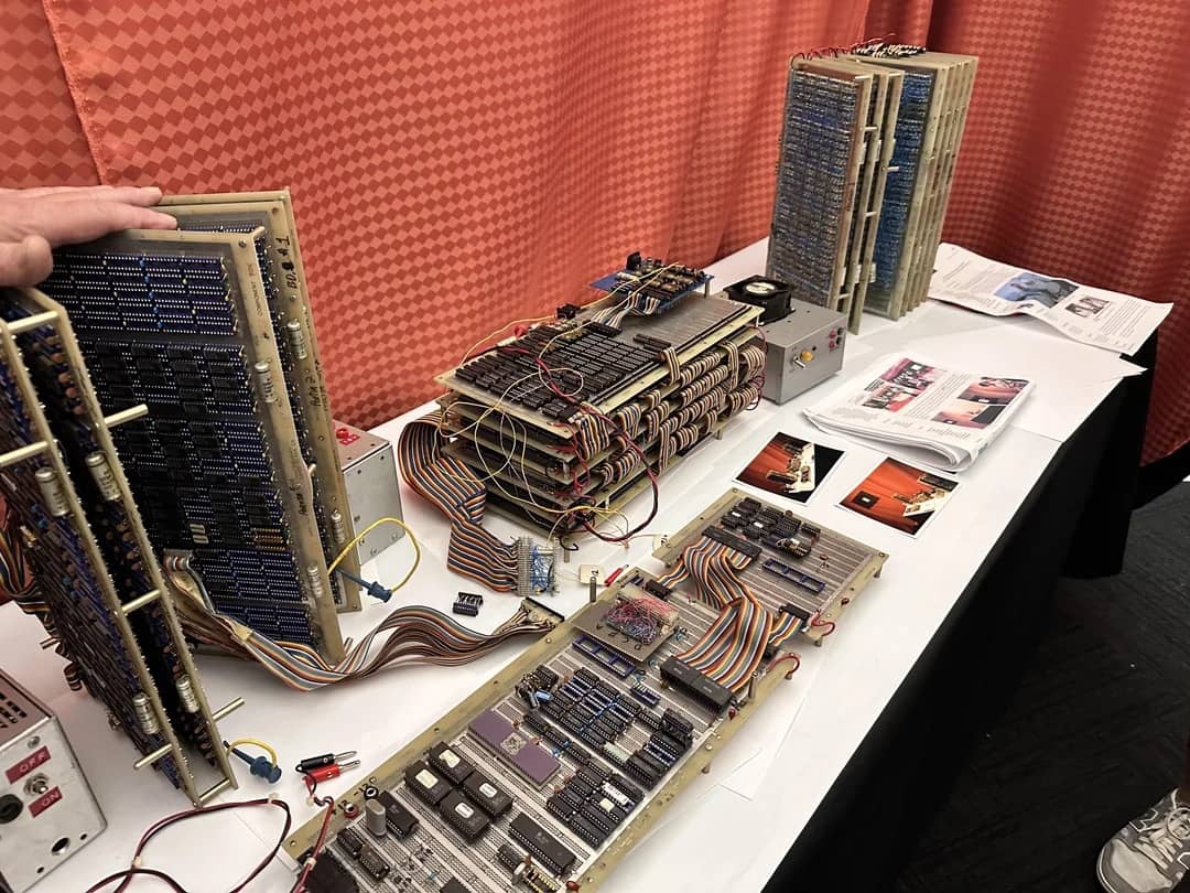 en.gamegpu.com/iron/na-vcf-we…

🖥️ A rare look at the original Amiga 1000 prototype was on display at VCF West 2025, part of the Amiga 40th anniversary.

🧵 The messy PCB pile was shown at CES 1984, before Commodore acquired it. Steve Jobs reportedly saw it, but passed on the idea.

🎛️