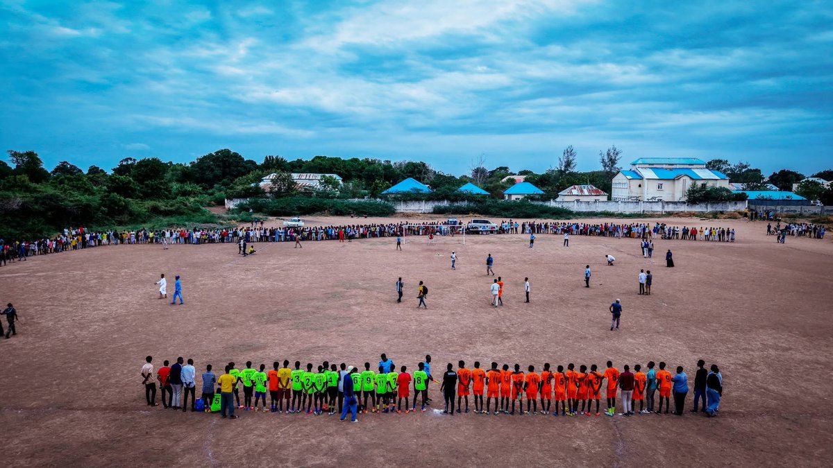 MOYS_Hirshabele's tweet photo. 📍Jowhar | Aug 4, 2025
The Peace Football Tournament—led by @MoYSHirshabelle—keeps the vibe alive at Shongole Stadium for #YouthDayWeek2025 ⚽
A packed crowd, powerful match & strong message of unity through sport. 🕊️💪
Big thanks to @IOM_Somalia, #YOUACT & our security teams. https://t.co/hAXG8u5hyV