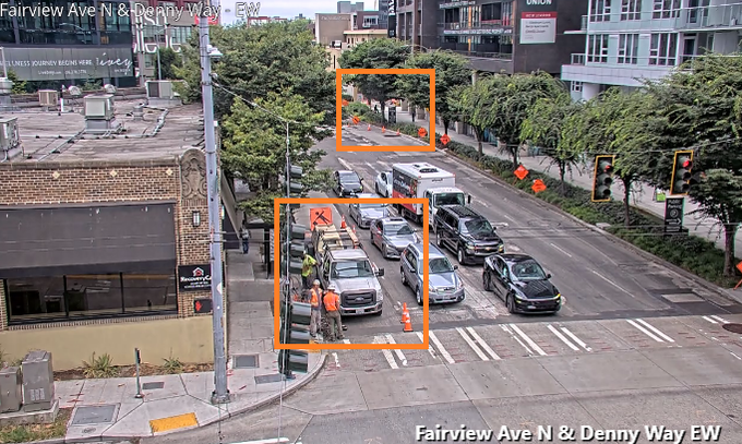 Xây dựng trên Denny Way chặn làn EB bên phải và