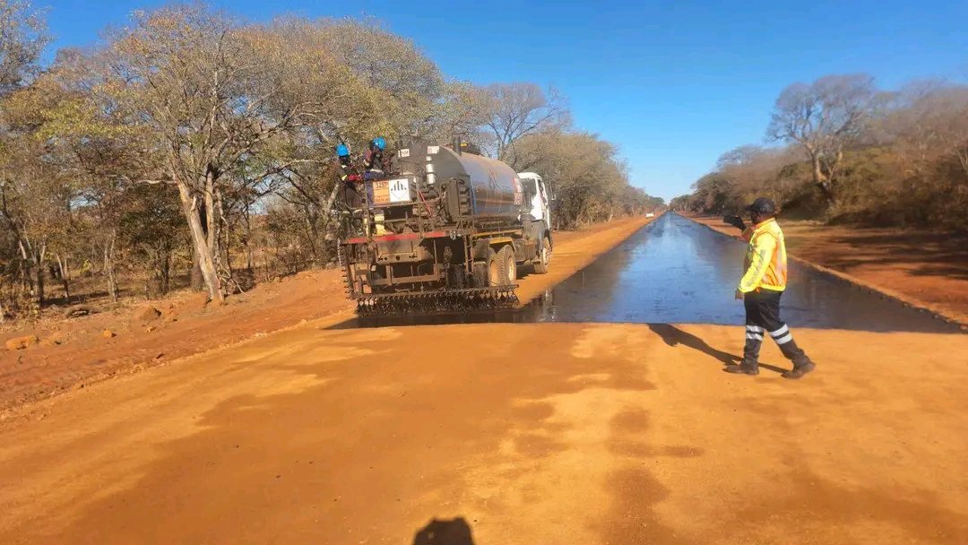 MairosiWatungwa's tweet image. #ProgressUpdate: Priming is in progress on Bulawayo-Victoria Falls Road Rehabilitation and Upgrading Project (Insuza Area). 
#EDWORKS 
#InfrastructureDevelopment 
@MinistryofTID @Jamwanda2 
@DeptCommsZW @MhonaFelix 
@dereckgoto @marapira_farai
