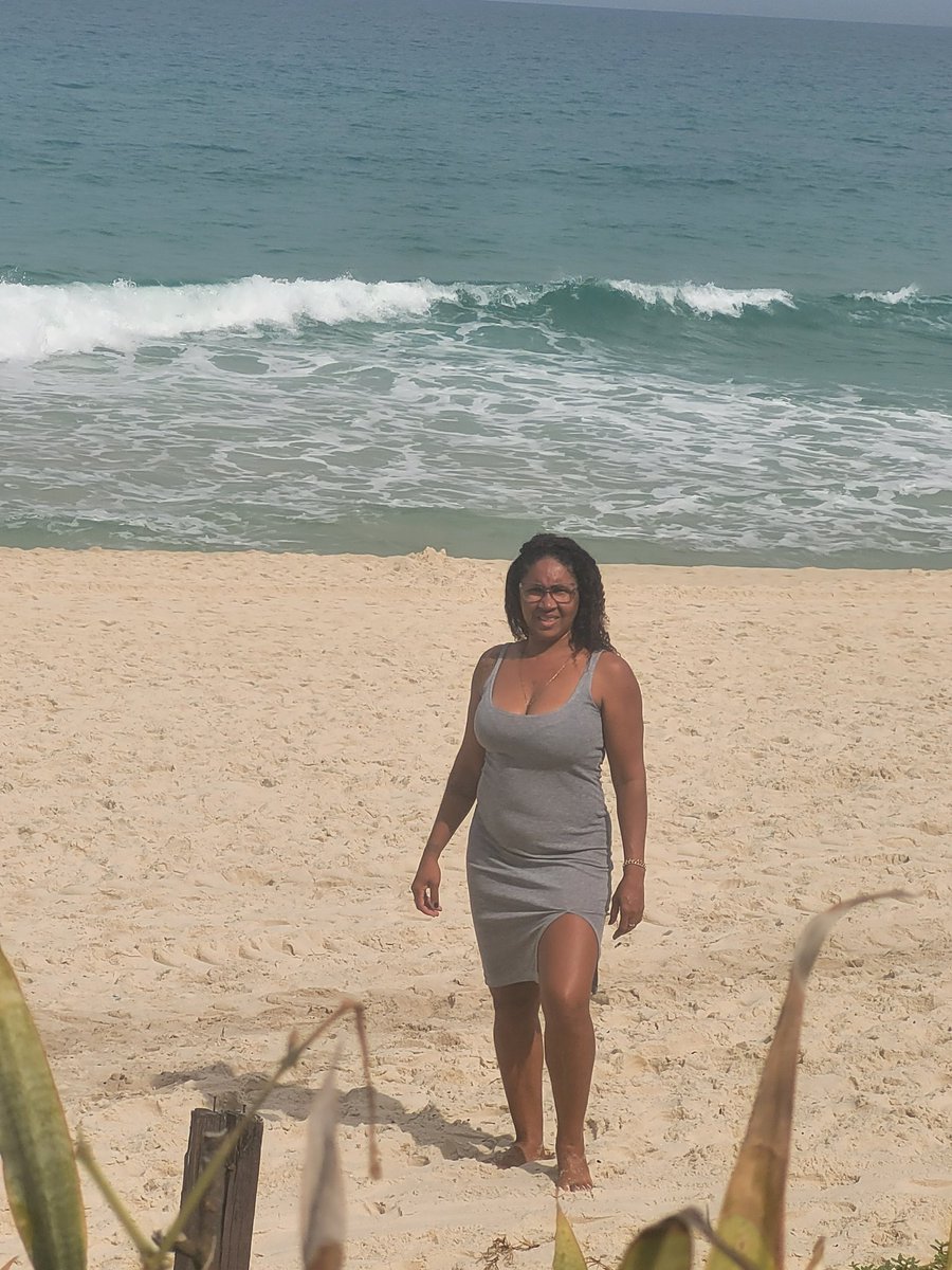 “Pés na areia, coração em paz.”
❤️