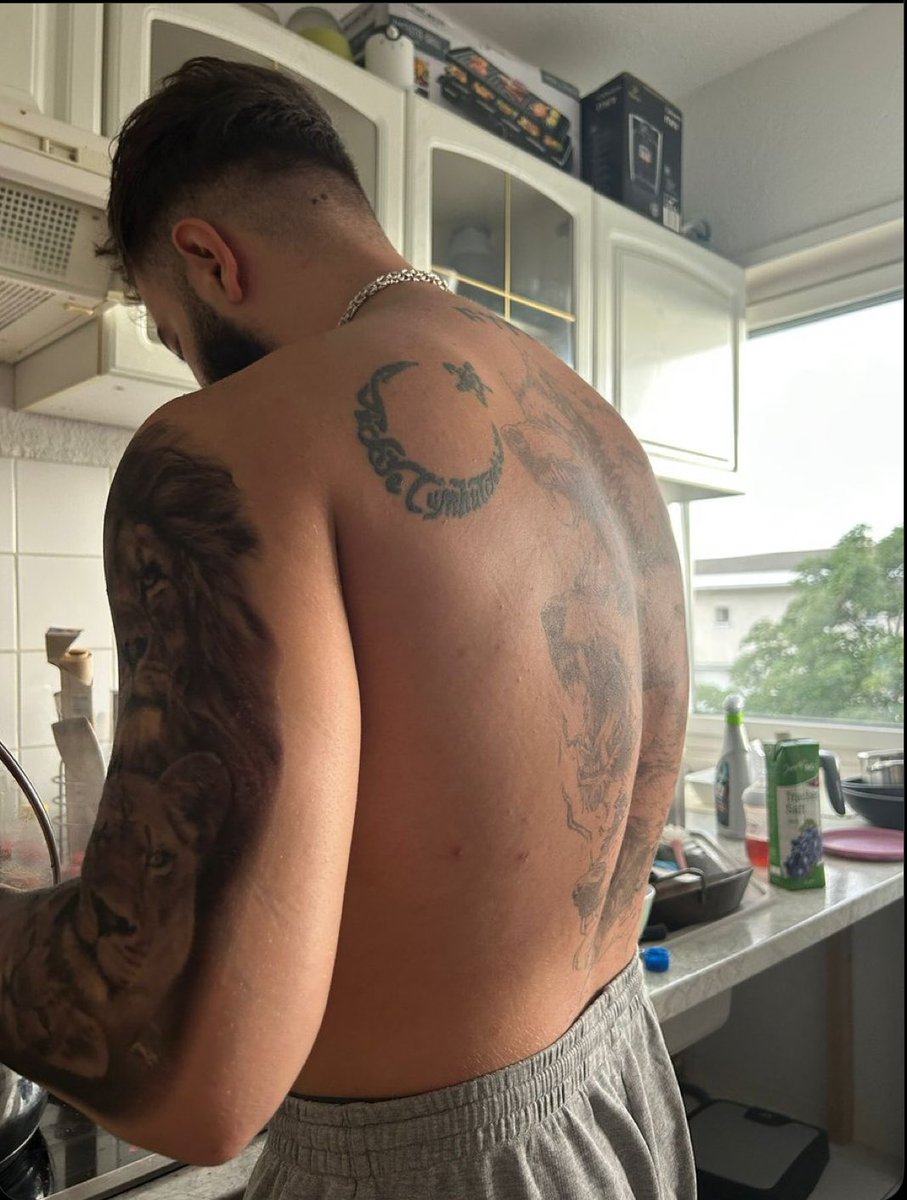 Look at this perfect back 🤩💸😈