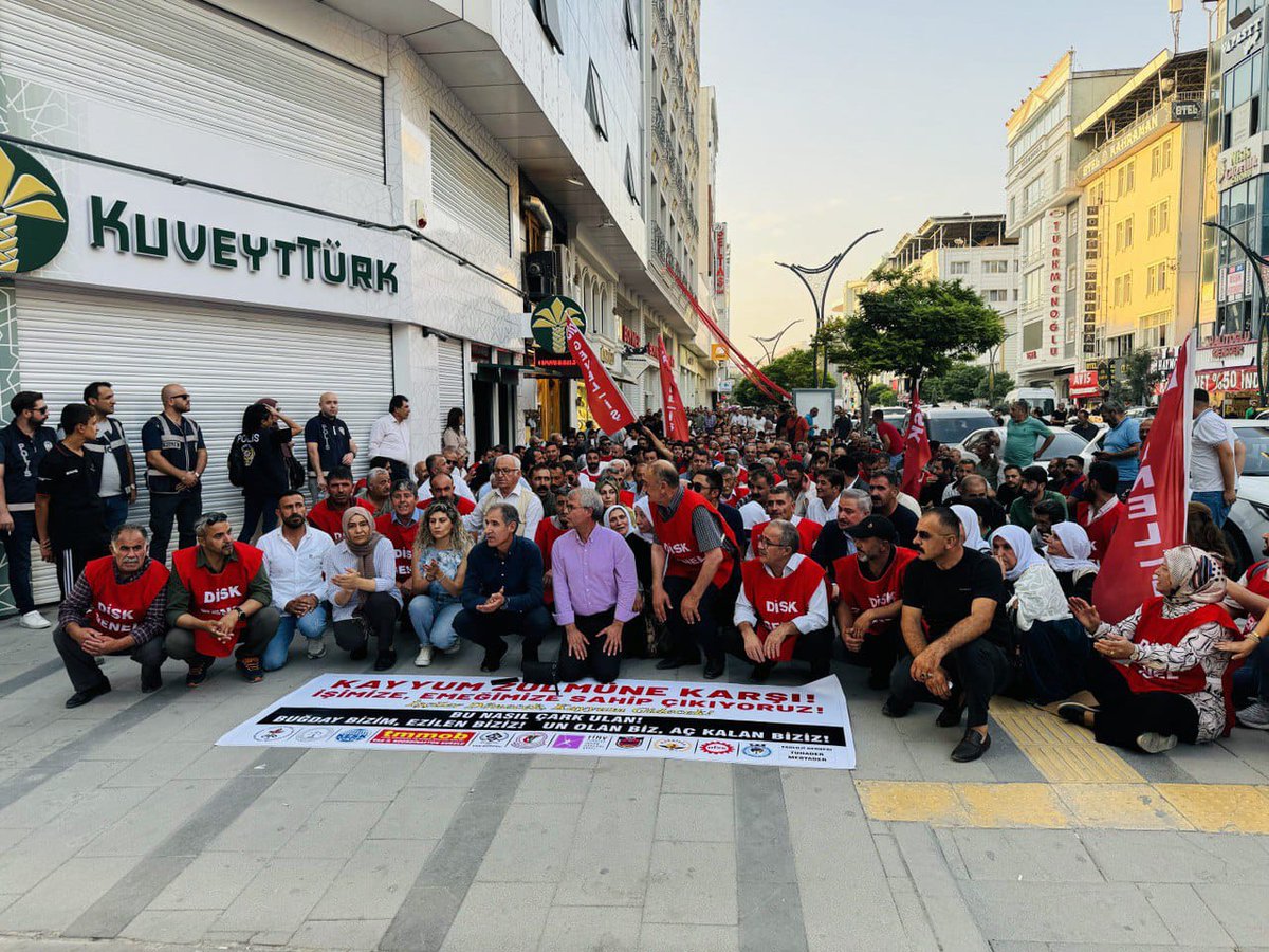 kayyım eliyle işlerine son verilen 223 emekçi için bileşeni olduğumuz Van Emek ve Demokrasi Platformu'nun düzenlemiş olduğu basın açıklamasına katılım sağladık.
"Bu nasıl çark ulan!
Buğday Bizim, Ezilen Biziz!
Un olan Biz, Aç Kalan Biziz!"
#Vanda223Kişi