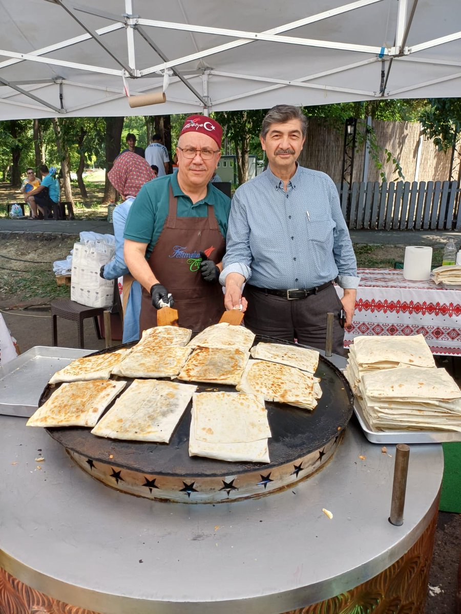 Romanya Tuna Vakfının yaz festivalleri 7 şehirde düzenleniyor. Vakıf başkanından müdürlere, öğretmenlerden işadamlarına kadar herkes standlarda vazife yapıyor. Tam bir samimiyet ve tesanüt içinde yapılan festivaller Türk lezzetlerini çok seven Romanyalılarla dolup taşıyor.