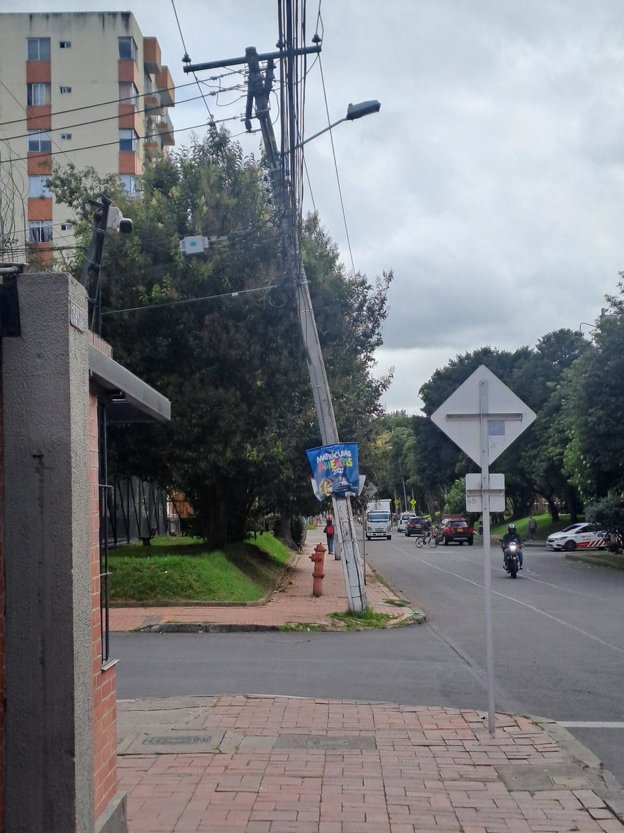 Soni1126's tweet photo. @enel @Bogota @Educacionbogota Este poste esta ubicado en la cra 55 con calle 160, barrio cantalejo, localidad Suba. En el parque que queda allí salen a descanso los niños de un colegio. Cada día esta más inclinado, por favor intervención https://t.co/CQbIJTu2Bm