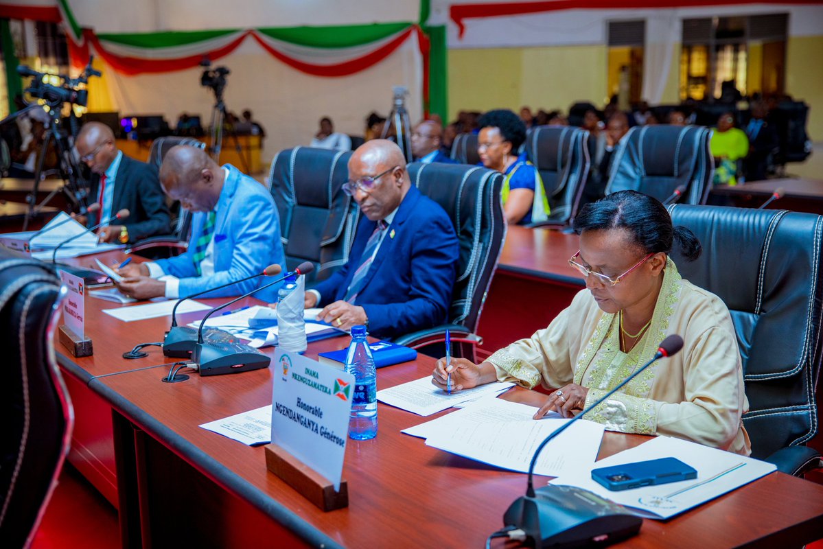 AGASUMO NEWS (@agasumonews) on Twitter photo #Burundi: Adoption à l'unanimité du nouveau règlement d’ordre intérieur par les sénateurs.
Le travail qui restant est de le transmettre à la Cour Constitutionnelle pour le contrôle afin de mettre en place un nouveau bureau du <a href="/Burundi_senat/">Inama Nkenguzamateka</a>.
<a href="/NtareHouse/">Ntare Rushatsi House</a> #Burundi: Adoption à l'unanimité du nouveau règlement d’ordre intérieur par les sénateurs.
Le travail qui restant est de le transmettre à la Cour Constitutionnelle pour le contrôle afin de mettre en place un nouveau bureau du <a href="/Burundi_senat/">Inama Nkenguzamateka</a>.
<a href="/NtareHouse/">Ntare Rushatsi House</a>