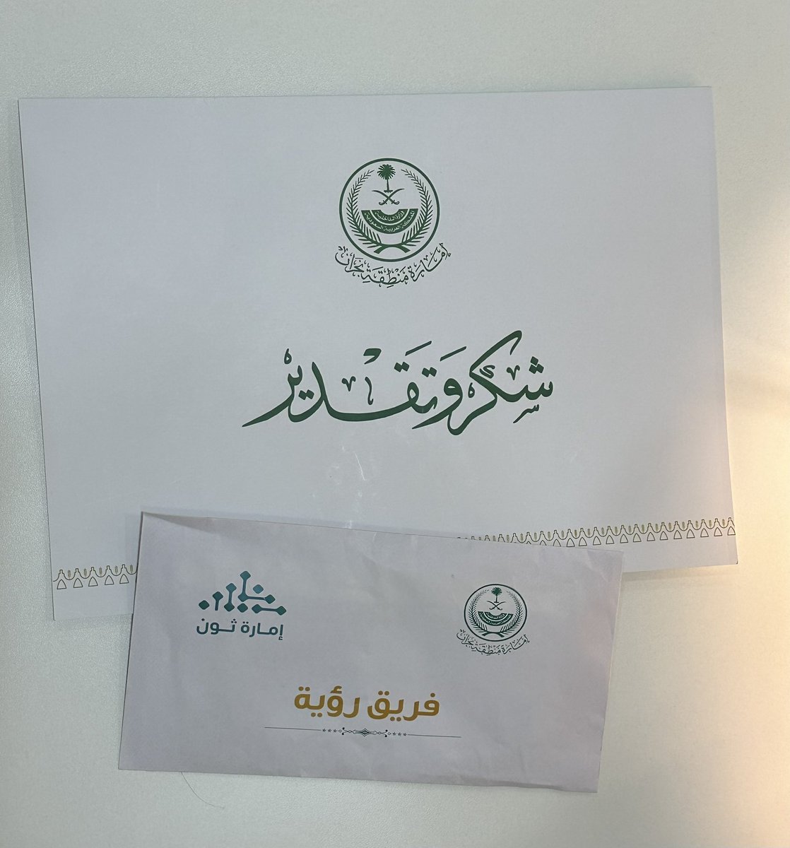 YUSF_CS's tweet image. بفضل الله، 
تشرفنا اليوم بالتكريم من صاحب السمو الأمير جلوي بن عبدالعزيز بن مساعد، أمير منطقة نجران حفظه الله 🇸🇦

وحققنا بكل فخر المركز الأول في هاكاثون إمارة نجران 🥇

تجربة نفتخر فيها، وبإذن الله الجاي أجمل وأقوى 🦾🔥
#EmirateThon
#جامعة_نجران 
#CSIS_NU
#هاكاثون_إمارة_نجران