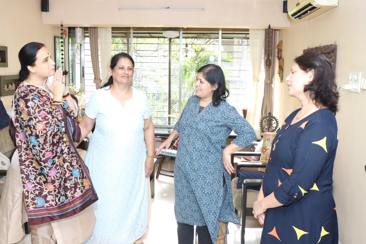 Chitra Kishor Wagh (@chitrakwagh) on Twitter photo рднрд╛рдЬрдкрд╛ рдорд╣рд┐рд▓рд╛ рдореЛрд░реНрдЪрд╛ рдорд╣рд╛рд░рд╛рд╖реНрдЯреНрд░ рдкреНрд░рджреЗрд╢рдЪреНрдпрд╛ рд╕рдЪрд┐рд╡ рдЖрдгрд┐ рдорд╛рдЭреА рд╕рд╣рдХрд╛рд░реА рдЕрд░реНрдЪрдирд╛ рджреЗрд╕рд╛рдИ рдпрд╛рдВрдЪрдВ рдорд╛рддреГрдЫрддреНрд░ рд╣рд░рдкрд▓рдВтАж
рддреНрдпрд╛рдВрдЪреНрдпрд╛ рдЖрдИрдВрдЪрдВ рджреБрдГрдЦрдж рдирд┐рдзрди рдЭрд╛рд▓реНрдпрд╛рдЪреА рдмрд╛рддрдореА рдРрдХреВрди рдорди рд╕реБрдиреНрди рдЭрд╛рд▓рдВ. рдЕрддрд┐рд╢рдп рдЬрдб рдЕрдВрддрдГрдХрд░рдгрд╛рдиреЗ рдореА рддреНрдпрд╛рдВрдЪреНрдпрд╛ рдШрд░реА рдЬрд╛рдКрди рд╕рд╛рддреНрд╡рдВрдирднреЗрдЯ рдШреЗрддрд▓реА.
рджреЗрд╡ рддреНрдпрд╛рдВрдЪреНрдпрд╛ рдЖрддреНрдореНрдпрд╛рд╕ рд╢рд╛рдВрддреА рджреЗрд╡реЛ рдЖрдгрд┐ рдЕрд░реНрдЪрдирд╛ рддрд╛рдИрдВрдирд╛ рдЖрдгрд┐ рднрд╛рдЬрдкрд╛ рдорд╣рд┐рд▓рд╛ рдореЛрд░реНрдЪрд╛ рдорд╣рд╛рд░рд╛рд╖реНрдЯреНрд░ рдкреНрд░рджреЗрд╢рдЪреНрдпрд╛ рд╕рдЪрд┐рд╡ рдЖрдгрд┐ рдорд╛рдЭреА рд╕рд╣рдХрд╛рд░реА рдЕрд░реНрдЪрдирд╛ рджреЗрд╕рд╛рдИ рдпрд╛рдВрдЪрдВ рдорд╛рддреГрдЫрддреНрд░ рд╣рд░рдкрд▓рдВтАж
рддреНрдпрд╛рдВрдЪреНрдпрд╛ рдЖрдИрдВрдЪрдВ рджреБрдГрдЦрдж рдирд┐рдзрди рдЭрд╛рд▓реНрдпрд╛рдЪреА рдмрд╛рддрдореА рдРрдХреВрди рдорди рд╕реБрдиреНрди рдЭрд╛рд▓рдВ. рдЕрддрд┐рд╢рдп рдЬрдб рдЕрдВрддрдГрдХрд░рдгрд╛рдиреЗ рдореА рддреНрдпрд╛рдВрдЪреНрдпрд╛ рдШрд░реА рдЬрд╛рдКрди рд╕рд╛рддреНрд╡рдВрдирднреЗрдЯ рдШреЗрддрд▓реА.
рджреЗрд╡ рддреНрдпрд╛рдВрдЪреНрдпрд╛ рдЖрддреНрдореНрдпрд╛рд╕ рд╢рд╛рдВрддреА рджреЗрд╡реЛ рдЖрдгрд┐ рдЕрд░реНрдЪрдирд╛ рддрд╛рдИрдВрдирд╛ рдЖрдгрд┐