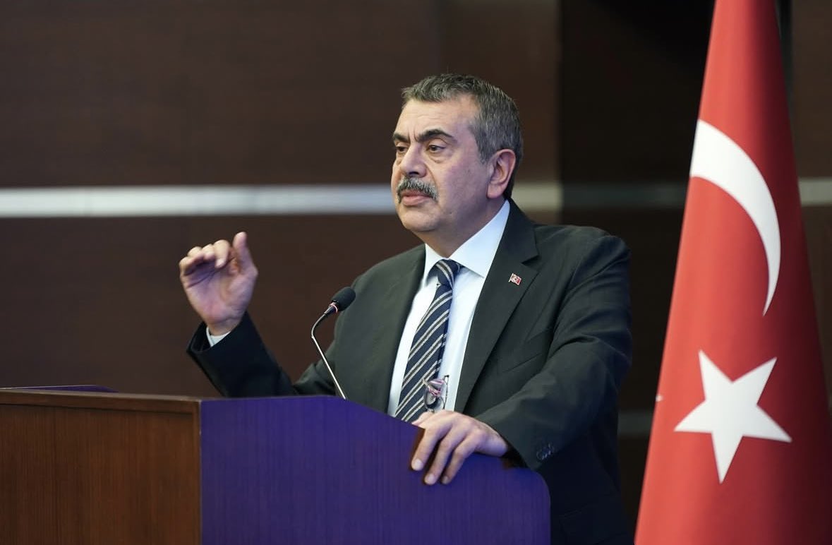 Ercan TÜRK (@ercanturk28) on Twitter photo Biz, talim ve terbiyeden sorumlu bir Bakanlığız. Eğitim ailesi olarak tüm gayretimiz, evlatlarımızın dünyasını daha sahih, daha köklü ve daha insani temeller üzerine inşa etmektir.
<a href="/Yusuf__Tekin/">Yusuf Tekin</a>
<a href="/tcmeb/">Millî Eğitim Bakanlığı</a> Biz, talim ve terbiyeden sorumlu bir Bakanlığız. Eğitim ailesi olarak tüm gayretimiz, evlatlarımızın dünyasını daha sahih, daha köklü ve daha insani temeller üzerine inşa etmektir.
<a href="/Yusuf__Tekin/">Yusuf Tekin</a>
<a href="/tcmeb/">Millî Eğitim Bakanlığı</a>