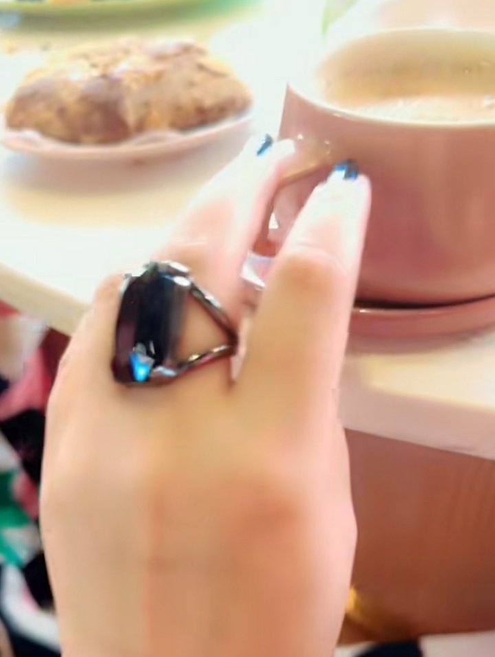 اپنی آنکھوں میں دیکھنے دو مجھ کو___!! 
میں نے مدت سے کچھ نہیں دیکھا____!!

🔥