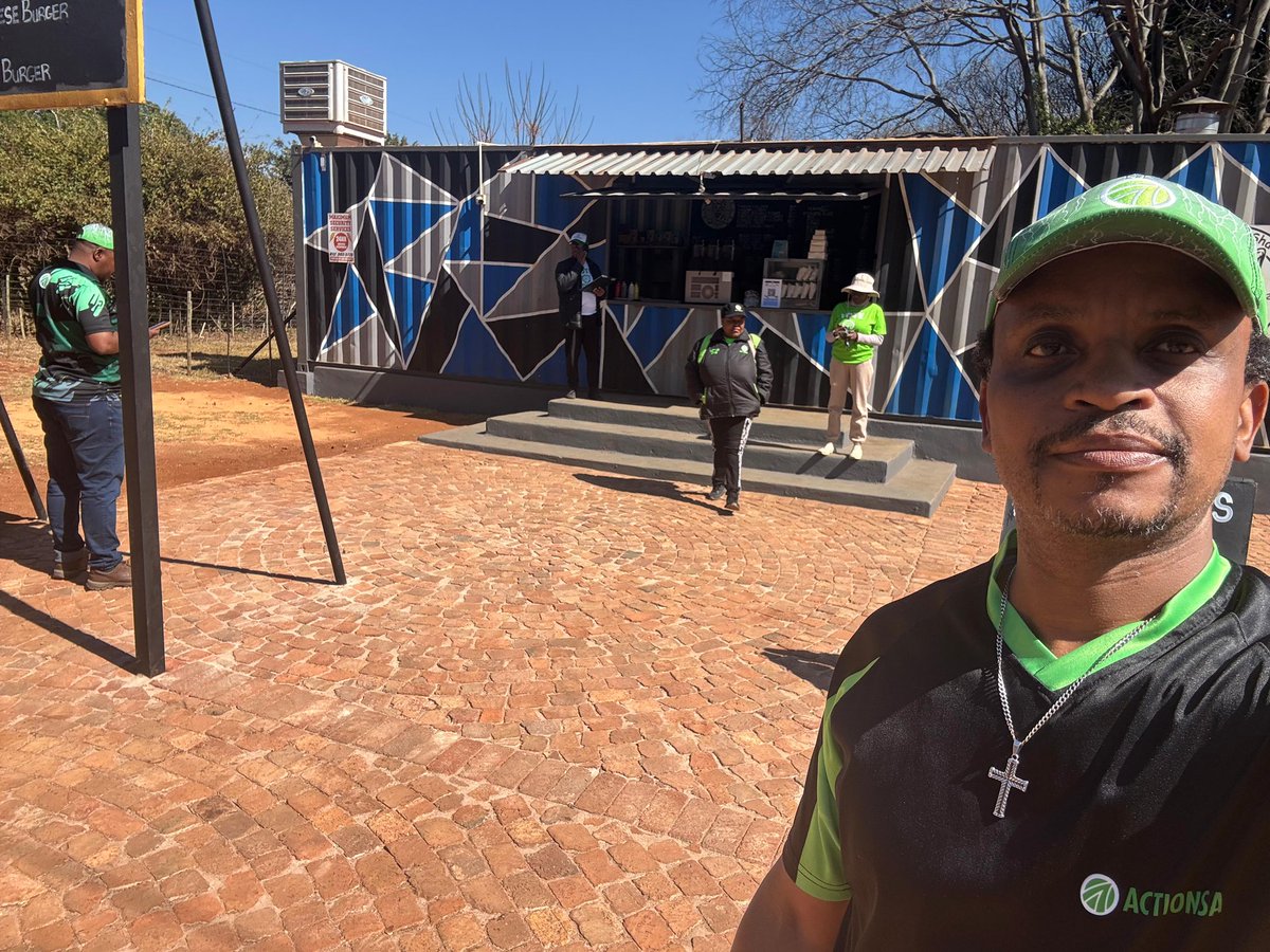 ActionSATshwane's tweet image. ActionSA Councillors inspected 3 spaza shops that are owned by Bangladeshis in Ward 98 today. The spaza on Bokse Street, Heatherdale had no fire extinguishers, & some of the products were expired. The 2 other spaza shop owners could not produce valid documentation. #Spaza4Locals
