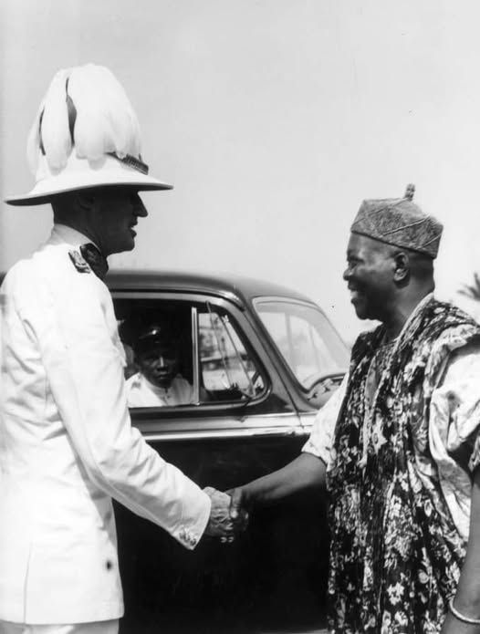HistoryVille's tweet image. Outgoing British Governor of Western Nigeria, Sir John Rankine, shakes hands with his successor, Oba (Sir) Adesoji Aderemi, the Ooni of Ife and Governor of Western Nigeria, c. June 1960. #HistoryVille