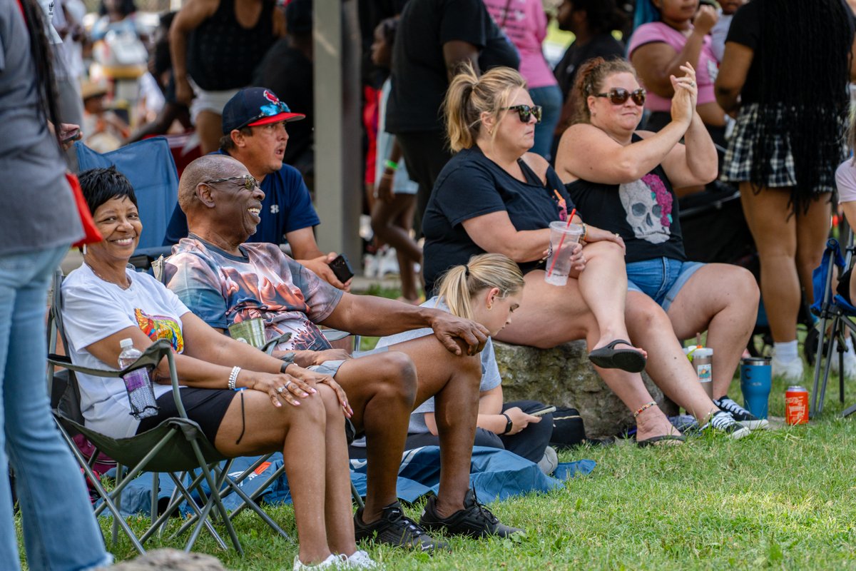 Weekend Recap 🌤️🎨🎶

Perfect weather in Columbia! Whether you enjoyed First Friday or Coolin’ Down with the Blues, it was a weekend to remember. 

📸 Check out our favorite snapshots! 

#CoMoWeekend #FirstFriday #CoolinDownWithTheBlues #CoMoParks #ColumbiaMO #GetOutsideCoMo