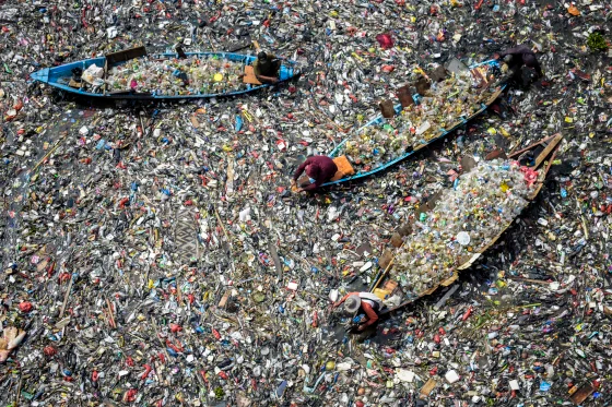 ECOWARRIORSS's tweet image. Plastics 'crisis' is costing $1.5tn in global deaths from heart failure to dementia new report confirms 
Less than 10% of plastic is recycled
Plastic set to triple to more than a billion tonnes a year by 2060
More than 16,000 chemicals used in plastics
phys.org/news/2025-08-p…