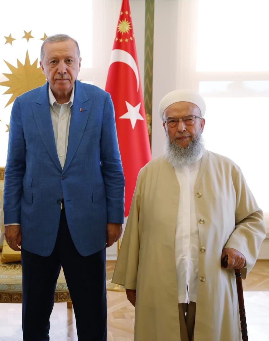 Devlet Reisine dua etmek bir Nakşi adabıdır!

Usûl-i Hâlidîde budur âdâb,
Teveccüh-ü hatm olurken cümle ashâb,
Şehinşâha duâ etmektir ahbâb,
İdüb âdâb kamû Eslâf-u Aktâb,
Salâhla it duâ Hakk’a gidelim,
Cemâli bâ kemâle seyr idelim.