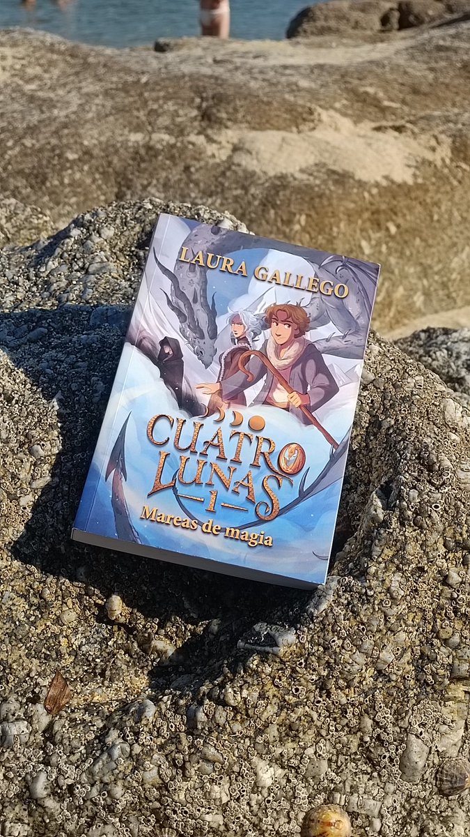 Mi playa favorita es Area de Bon (Bueu, Galicia). Es perfecta para darse un chapuzón y leer libros tan maravillosos como "Mareas de magia" de <a href="/_LauraGallego/">Laura Gallego</a> 🥰

#VacacionesCuatroLunas