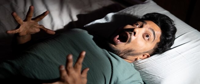 النفظة النومية "hypanic jerk" :
هي نفظة أو هزة تحدث غالباً في بداية النوم ، يصاحبها شعور بالسقوط من مكان عالي 
بسبب شد وانتفاضة بعضلات الجسم

 أهم أسبابها؟

الإكثار من الكافيين  
 القلق 
 التوتر والاجهاد  
 وعدم الإنتظام بمواعيد النوم 

#جرعة_صحة