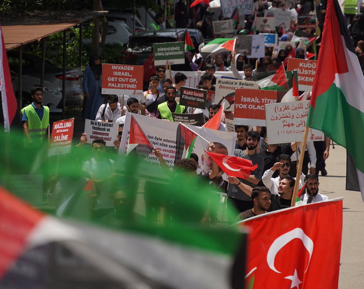 Enes[r.a] nakletmektedir;Enes diyor ki Rasulullah (s.a.v) şöyle dedi: "Alim, Allah'ın yeryüzündeki güvencesidir."
Ne Filistin Davasını ne Hocamızı siyasetinize meze ettirmeyiz. 
Küçük ama mide bulandıran trollere de YEDİRMEYİZ.

AlparslanHoca Hedefte
#GazzeyeİhanetİkiyüzlüSiyaset