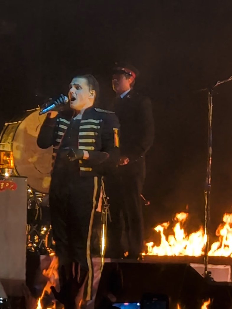 Got to see MCR this weekend!!!! The show was actually amazing and I had some pretty awesome company too 😎😎