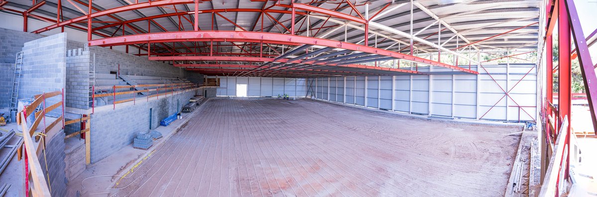 FCBhockeygel's tweet photo. 🤩 Quines ganes teníem de veure aquestes imatges!

🙌 Les obres de la pista de gel, avancen a bon ritme

😎 Cada dia queda menys per tornar a gaudir d’hoquei a casa https://t.co/LQ19CzB9JT