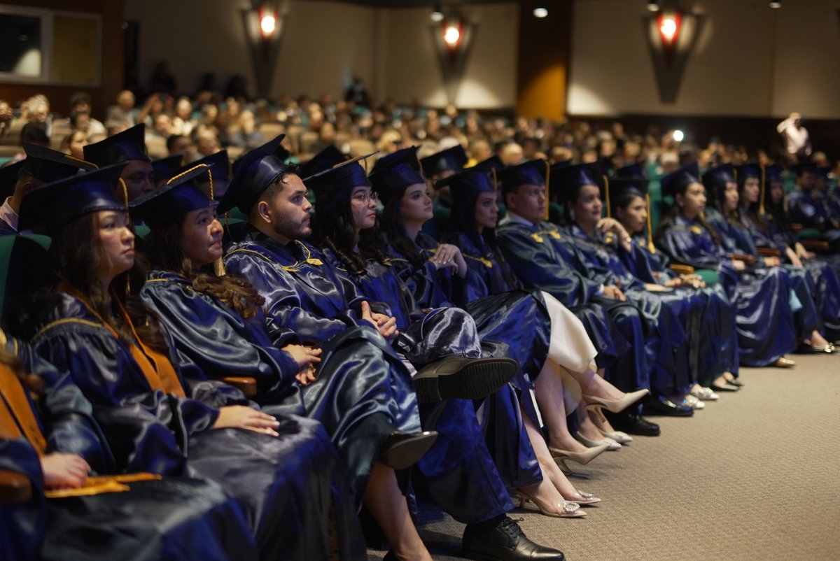 Celebramos la Segunda Ceremonia de Graduación - II Promoción 2025.🎓

Tuvimos el honor de contar con el Dr. Joaquín Mejía Rivera como invitado de honor y orador principal, quien compartió un inspirador mensaje a los graduandos sobre el compromiso con la justicia, ética y la