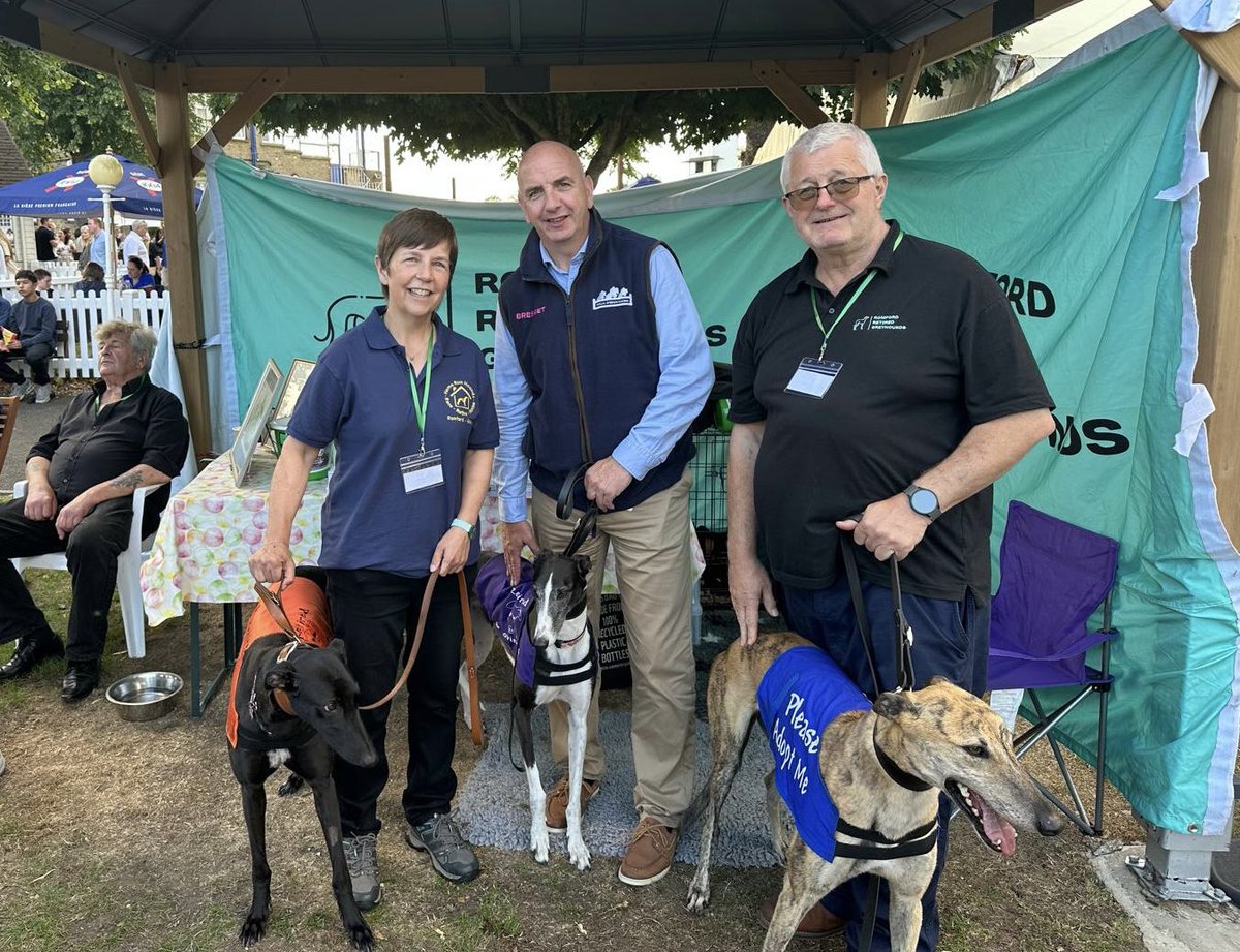 Fergal O'Brien Racing (@fobracing) on Twitter photo Bumped into some of <a href="/RomfordDogs/">Romford Stadium</a> retired greyhounds <a href="/WindsorRaces/">Windsor Racecourse</a> this evening
A reminder that they make brilliant pets
#RetiredNotRescued Bumped into some of <a href="/RomfordDogs/">Romford Stadium</a> retired greyhounds <a href="/WindsorRaces/">Windsor Racecourse</a> this evening
A reminder that they make brilliant pets
#RetiredNotRescued