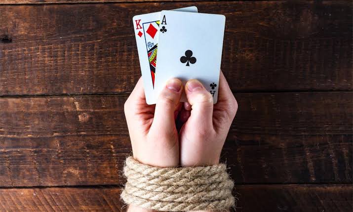 🔴 Kumar Bağımlılığı.

Türkiye’de kumar bağımlılığı, bireysel değil politik bir meseleye dönüştü.

Yasal, yasadışı, sanal… Fark etmez. Para kaybeden de aynı, sessiz kalan da.

İşte Türkiye’de kumarın görünmeyen yüzü;
#iryabildiriyor