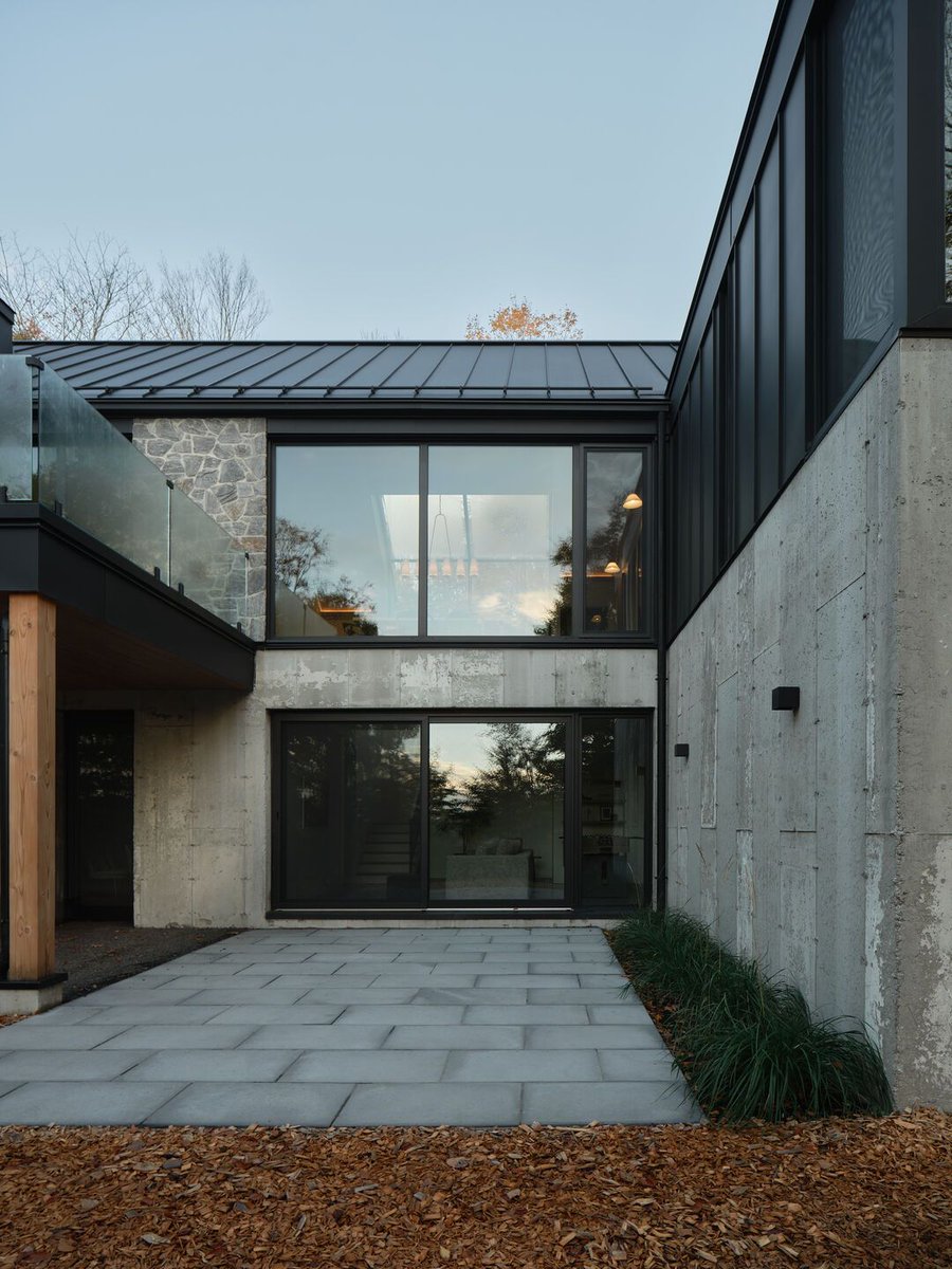 Archello's tweet image. Set lightly on a sloping site in southern Quebec, Vue Sutton by MUUK architecture + construction embraces northern design through local stone, slatted wood, and black metal cladding. 
buff.ly/QCzgBjH

#LowImpactArchitecture #LocalMaterials #NorthernDesign