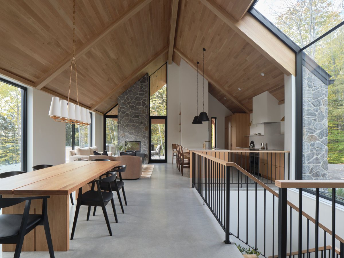 Archello's tweet image. Set lightly on a sloping site in southern Quebec, Vue Sutton by MUUK architecture + construction embraces northern design through local stone, slatted wood, and black metal cladding. 
buff.ly/QCzgBjH

#LowImpactArchitecture #LocalMaterials #NorthernDesign