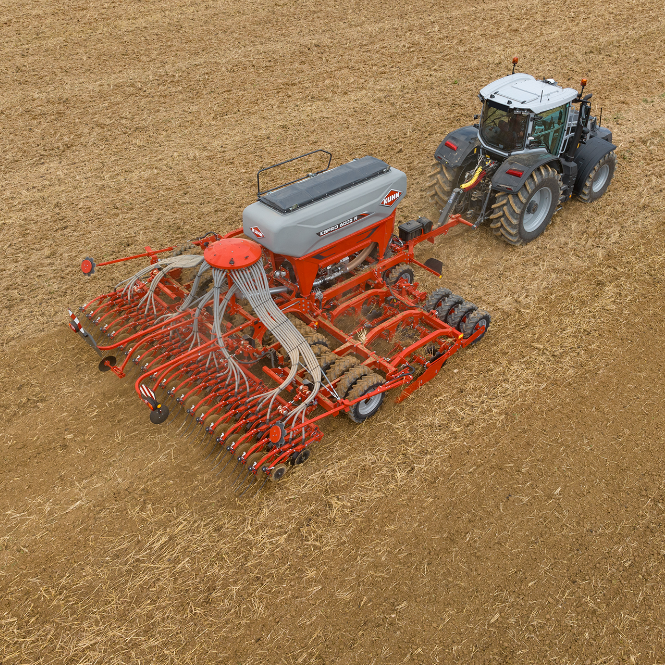 KUHN_UK's tweet photo. The ESPRO 6002R trailed min-till seed drill offers:
▪️2 rows of 460mm concave working discs with sealed bearing assemblies 
▪️3,500L hopper capacity 
▪️900mm press wheels with 200mm offset
▪️CROSSFLEX seeding unit for optimal seed placement in all conditions 

#bestrongbekuhn https://t.co/djURycOcmb