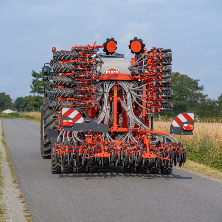 The ESPRO 6002R trailed min-till seed drill offers:
▪️2 rows of 460mm concave working discs with sealed bearing assemblies 
▪️3,500L hopper capacity 
▪️900mm press wheels with 200mm offset
▪️CROSSFLEX seeding unit for optimal seed placement in all conditions 

#bestrongbekuhn