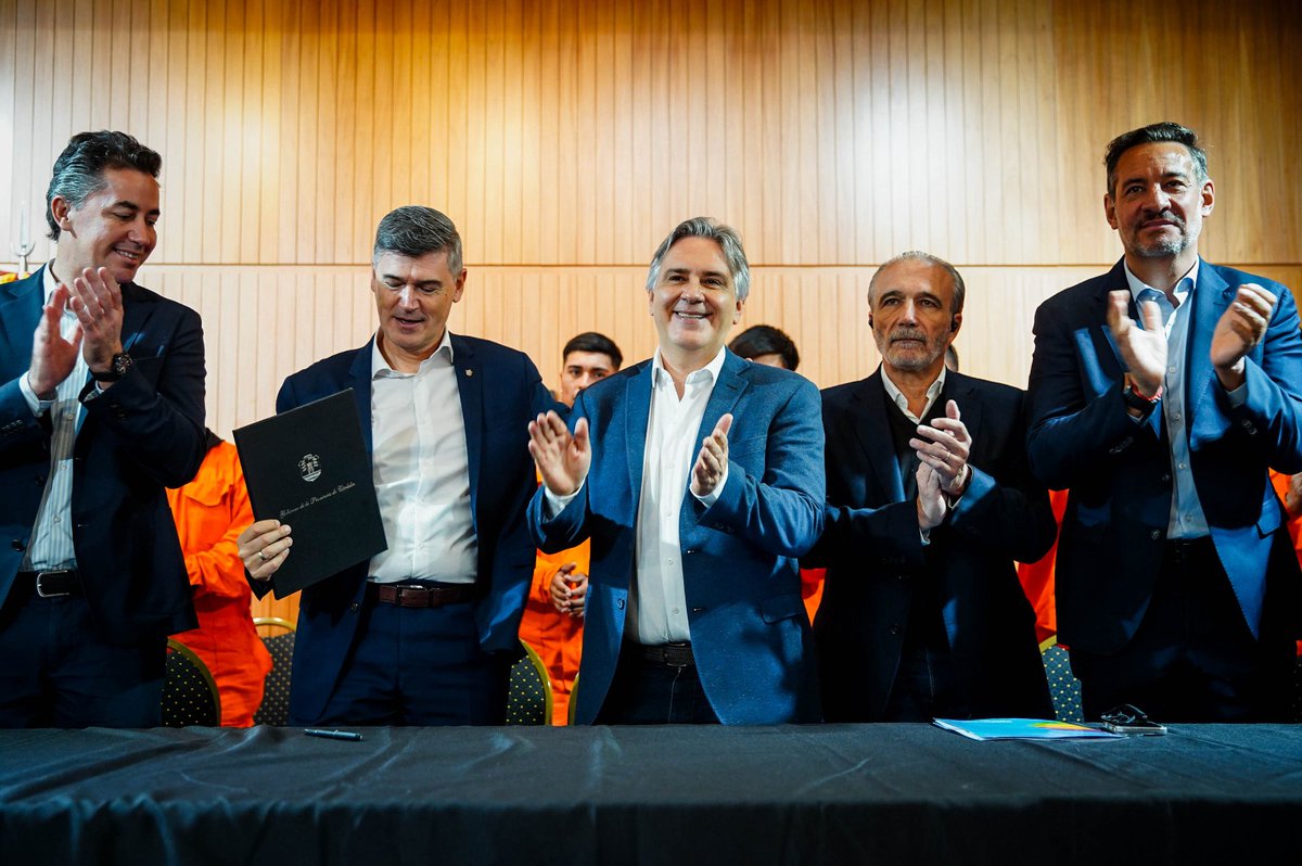 gobdecordoba's tweet photo. ✅️ En un acto realizado en el Palacio Municipal 6 de Julio, el gobernador @MartinLlaryora y el intendente @PasseriniOk anunciaron el llamado a licitación para la sistematización vial e hidráulica de la Ruta Provincial A-104, conocida como “Camino San Antonio”, ubicado en la zona sur de la ciudad de #Córdoba. 

🚛 Se trata de un tramo de más de 5 kilómetros comprendido entre la Avenida Circunvalación y el acceso a Villa Rivadavia y significa una inversión cercana a los 56 mil millones de pesos. 

👍 Los trabajos, que benefician a más de 15 mil vecinos del sector, implican también, la realización de obras hidráulicas complementarias que garantizan la sistematización vial e hídrica. 

“Córdoba crece y no para, éstas obras además de progreso, generan trabajo. Y frente a la paralización total de la obra pública nacional, Córdoba sigue siendo la esperanza”, destacó el mandatario provincial. 

#SeguimosHaciendo #CórdobaNoPara