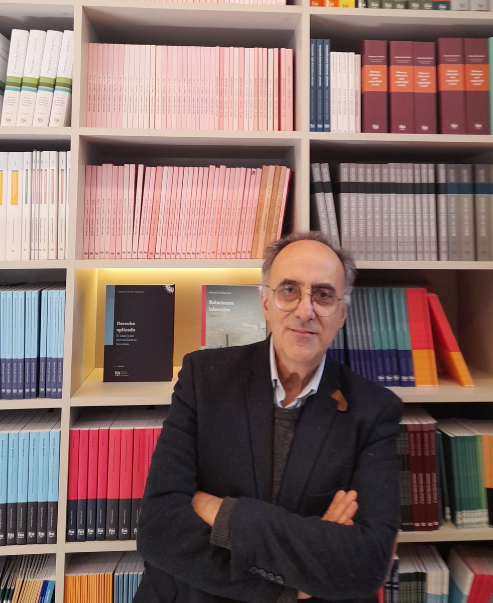 "Me gusta saber que existen libros que podré aun leer", dice Italo Calvino en "Si una noche de invierno un viajero"  y asi nos lo hace sentir el local remozado de FCU en la Facultad de Derecho.