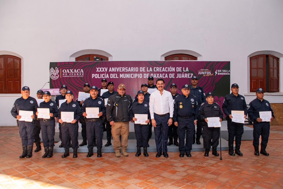El Informador de Oaxaca (@oaxinformador) on Twitter photo Reconocen 35 años de la policía municipal de #OaxacaDeJuarez con acciones históricas de fortalecimiento institucional. <a href="/MunicipioOaxaca/">Municipio de Oaxaca de Juárez</a>
<a href="/raychagoya/">Ray Chagoya</a>
elinformadordeoaxaca.com/uncategorized/… Reconocen 35 años de la policía municipal de #OaxacaDeJuarez con acciones históricas de fortalecimiento institucional. <a href="/MunicipioOaxaca/">Municipio de Oaxaca de Juárez</a>
<a href="/raychagoya/">Ray Chagoya</a>
elinformadordeoaxaca.com/uncategorized/…