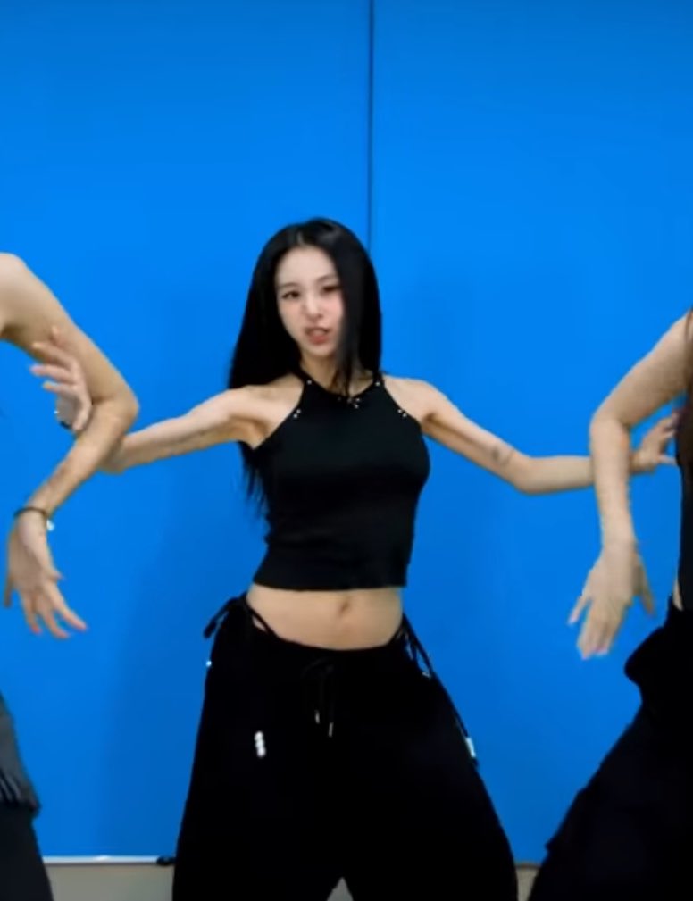 sana0cals's tweet photo. The tiniest little arms https://t.co/O11Vnp4Bt9
