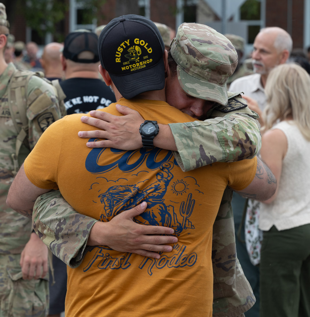 ArmyROTC's tweet image. 7th Regiment #AdvancedCamp Cadets are in seventh heaven as they greet their loved ones during Family Day! #CST2025
📸: Andrew Fuhrman, Ball State University & Brandon Clark, South Alabama University, CST Public Affairs Office