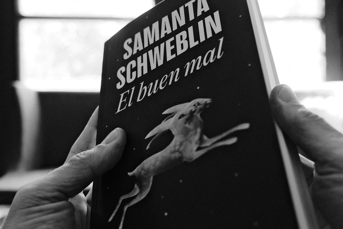 Ya tengo planes para esta noche, con el último libro de <a href="/sschweblin/">Samanta Schweblin</a>. Como dijo Lorrie Moore, nadie escribe como ella.