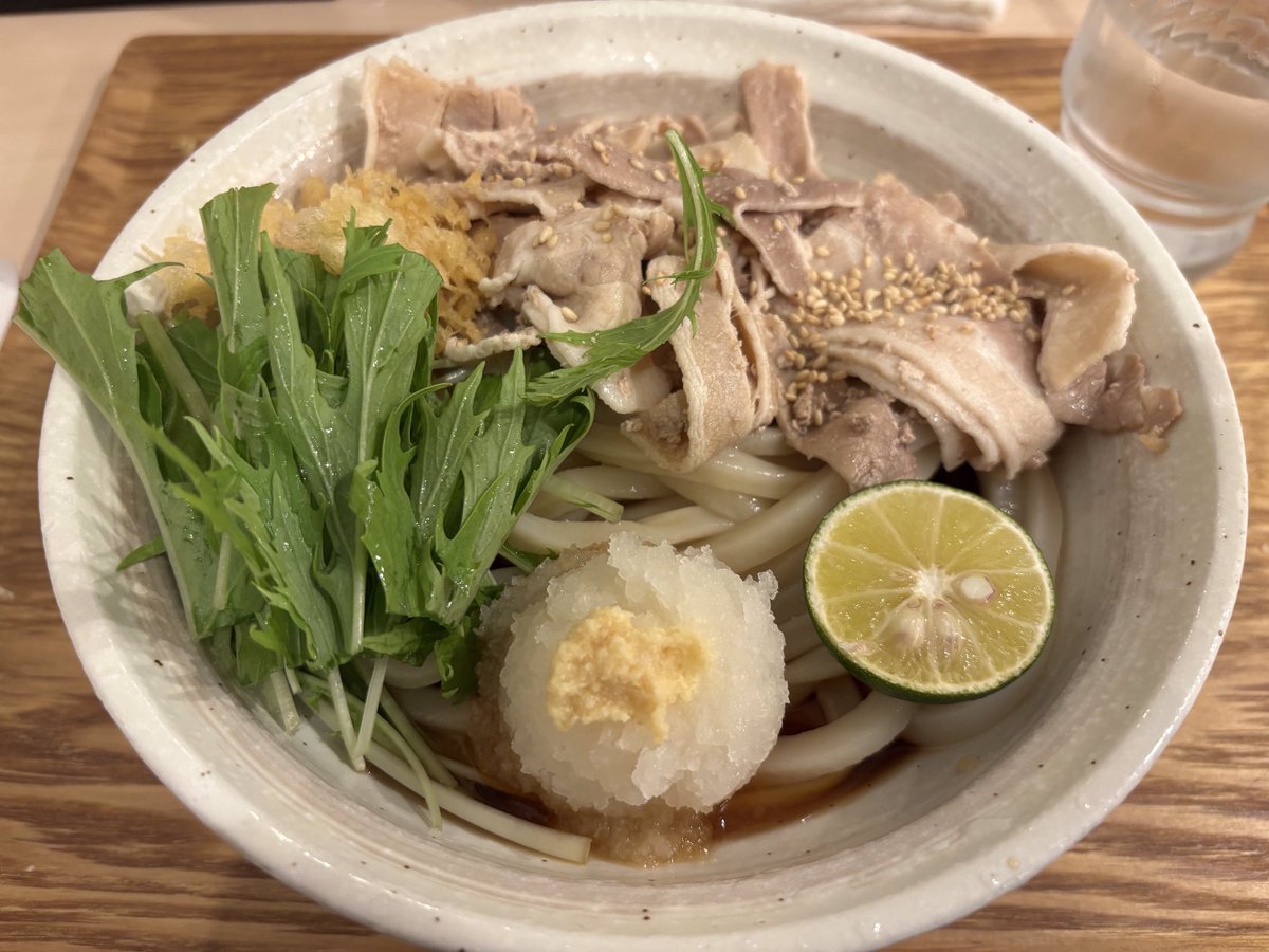 8月スタートから皆様ありがとうございました🙇‍♂️
お祭りや花火大会などイベント盛り沢山の8月🥳
まったり営業が続いてますが、8月8日と10日は浴衣でお出迎えさせて頂きます😁
お客様がいつも食べているとお勧め頂いた「大貫」さんの天丼大盛り
うどんのたまきさんのすだち豚しゃぶうどん
どちらも美味🤩