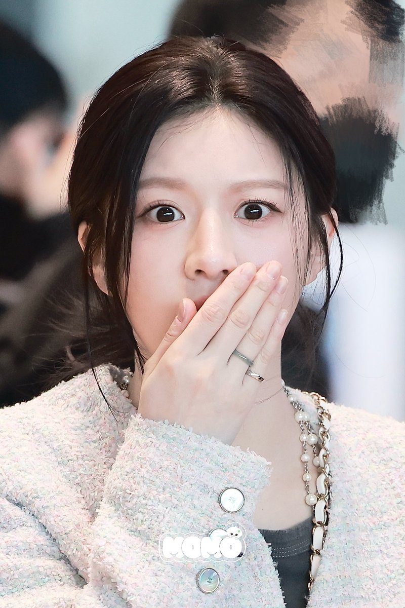 hwanhons's tweet image. go younjung vs. aegyo poses — a thread: