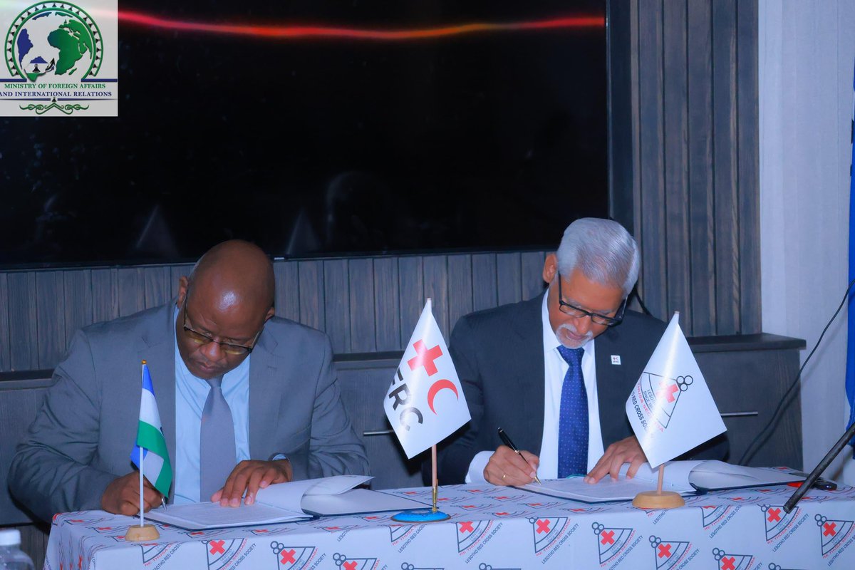 jagan_chapagain's tweet image. 🇱🇸 Grateful for the warm welcome in Lesotho during my first visit as IFRC Secretary General!

Honored to meet Hon. Neo Matjato Moteane, Acting Minister of Foreign Affairs, and join Ministers of Information, Local Government, Public Works &amp;amp; the Prime Minister’s Office for the…