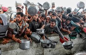 Orrore senza fine a #Gaza. Netanyahu vuole occupare la Striscia. Sarà un bagno di sangue anche x i suoi soldati. Moriranno altri palestinesi già ridotti alla fame perchè  #Israele non fa entrare camion con cibo e medicine. Lanciare gli aiuti dal cielo non basta ed è pericoloso.