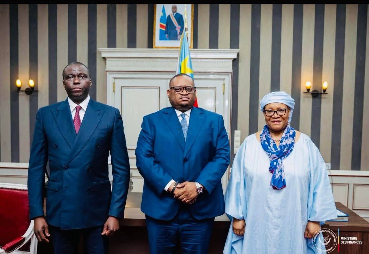 GeorgesKisando's tweet image. #BCC: Banque Centrale du Congo : passation de pouvoir entre le nouveau gouverneur André Wamesso et son prédécesseure Malangu Kabedi.