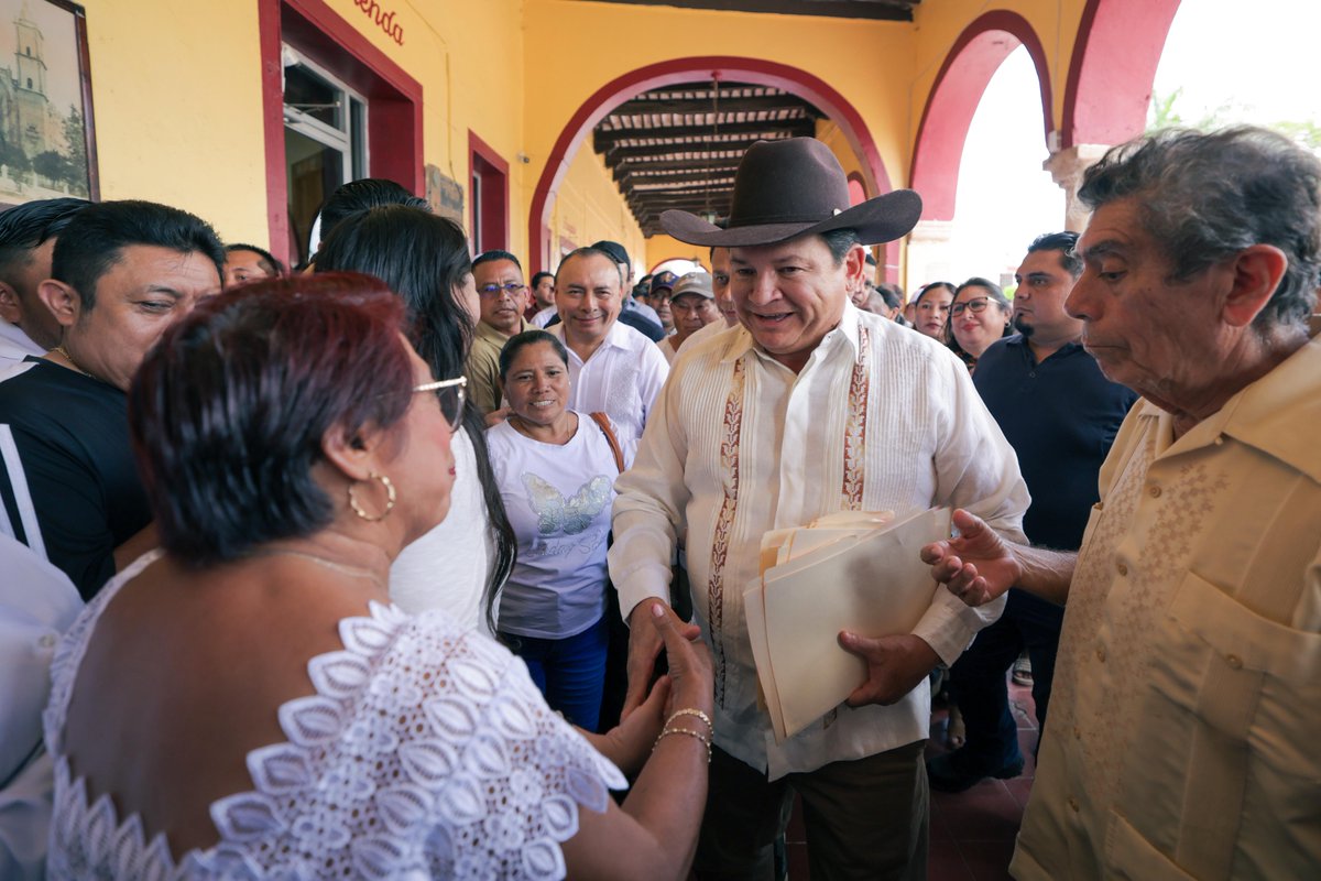 En Peto y Tekax, seguimos impulsando el campo y el bienestar de nuestras comunidades.

Entregamos herramientas, semillas de soya e insumos ecológicos para el control del dragón amarillo en cítricos, apoyando a nuestras y nuestros productores de Tekax.

Y en Peto, acompañamos al