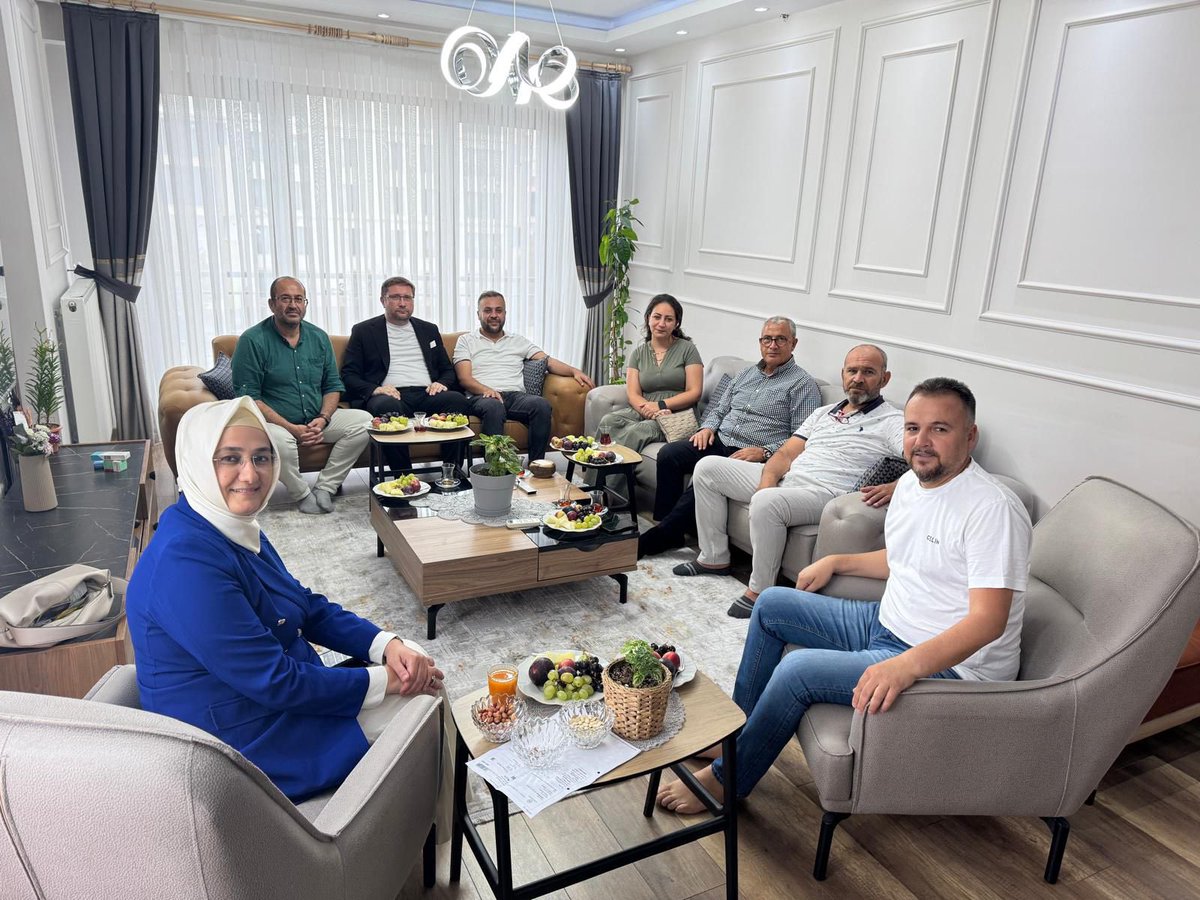 İlçe Başkanımız Nejat Öztürk, İBB Meclis Üyemiz Özlem Erol ve İlçe Başkan Yardımcılarımız ile birlikte, İlçe Yönetim Kurulu Üyemiz Mahmut Durmaz’a geçmiş olsun ziyaretinde bulundular.
Kendisine acil şifalar diler en kısa sürede sağlığına kavuşmasını temenni ederiz