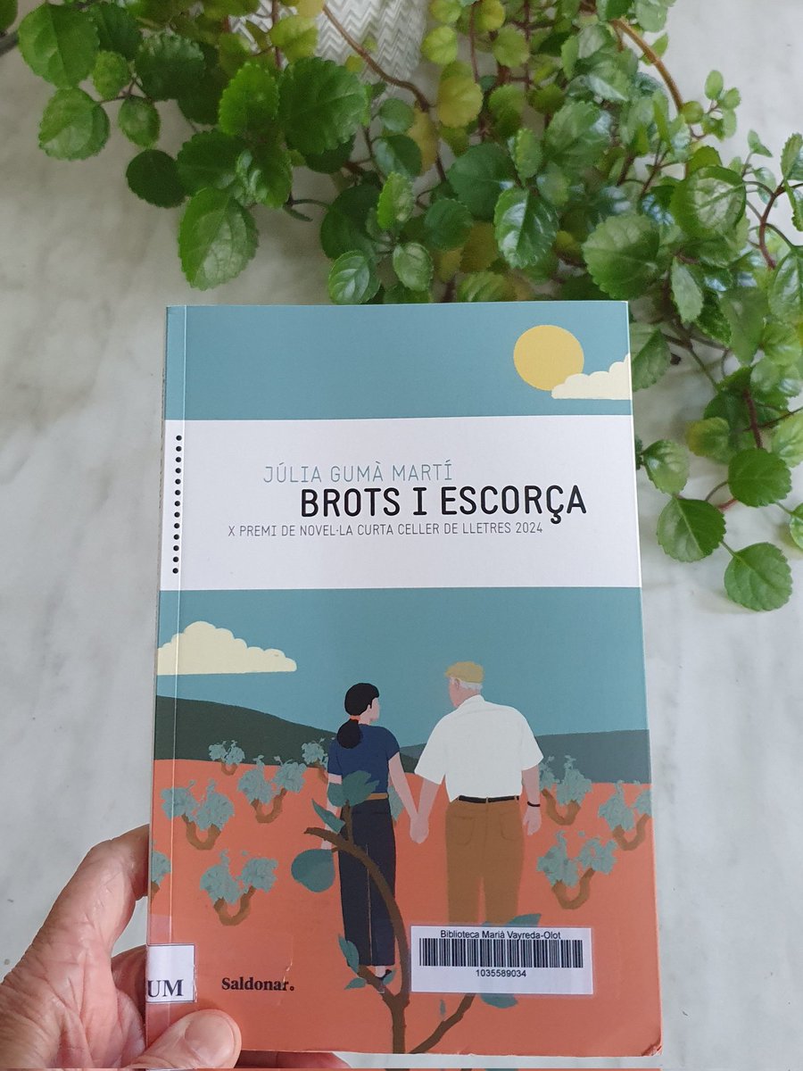 Adriana Llongarriu ♀️ 🎗 (@adrianallonga) on Twitter photo "... el moment en què els peus toquen els grans i esclaten alliberant el most sempre és especial."
📖 Brots i escorça, de <a href="/JuliaGuma98/">Júlia Gumà Martí</a>, una bonica història d'amor, pèrdua i transformació. I les vinyes del Penedès com a escenari.
#BrotsIEscorça
#llibres
#lectures
#llibresALLC "... el moment en què els peus toquen els grans i esclaten alliberant el most sempre és especial."
📖 Brots i escorça, de <a href="/JuliaGuma98/">Júlia Gumà Martí</a>, una bonica història d'amor, pèrdua i transformació. I les vinyes del Penedès com a escenari.
#BrotsIEscorça
#llibres
#lectures
#llibresALLC