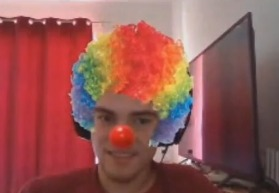 fun fact: esse sou eu em agosto de 2020 na famcan de algum campeonato de cs num momento que todos times brasileiros eram piada

fui banido do discord da organizadora do campeonato por usar esse filtro

pelo o menos apareci na live do <a href="/Gaules/">Gaules</a>